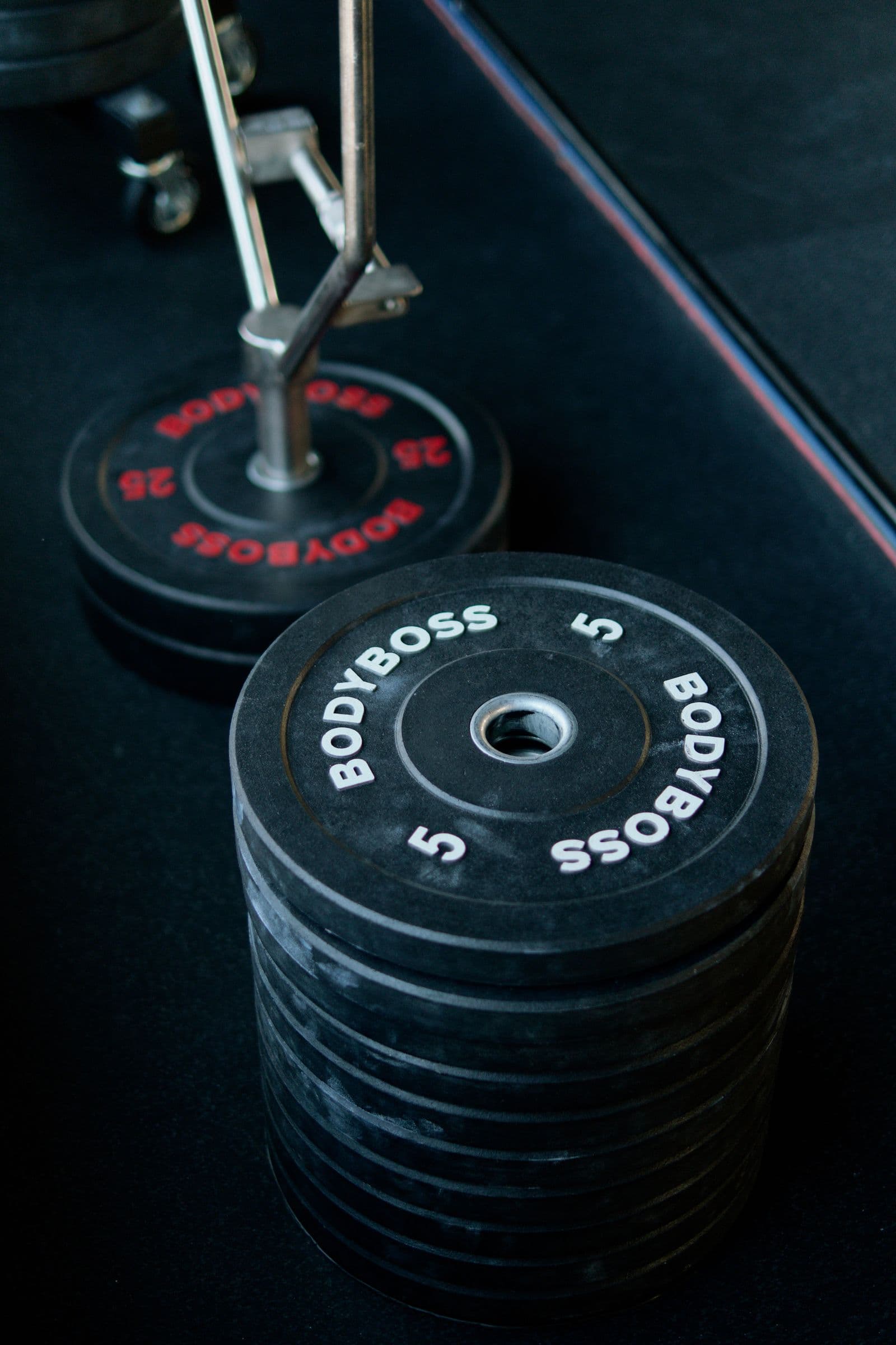 Disques de musculation dans une salle