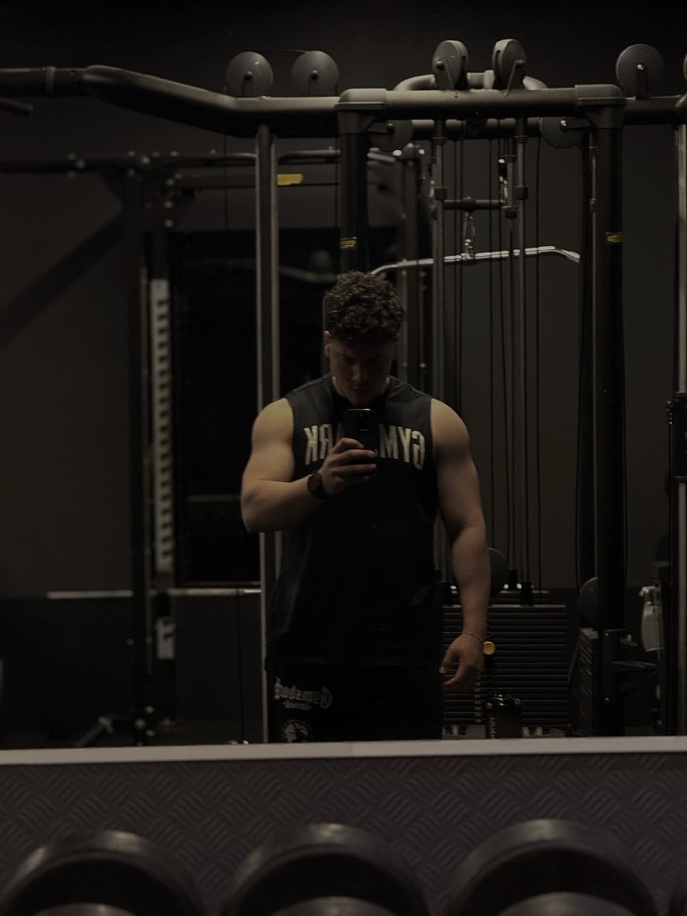 Antonio devant le miroir de la salle, lumière éteinte